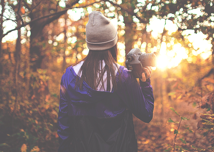 tfd_photo_woman-holding-camera-in-fall